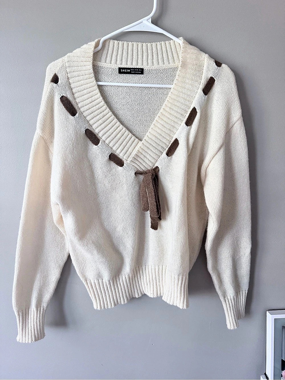 SHEIN V-Neck Sweater in Cream & Brown Size Small Like New